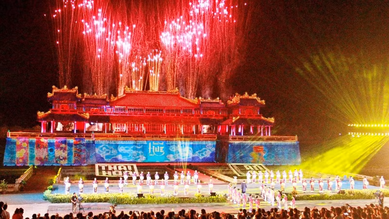Spectacle de lumière et deux collections d’ao dai intitulées «Pureté» et «Lotus et Phénix». Photo : NDEL. 