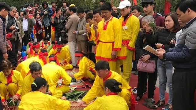 Une équipe de préparation de "banh chung". Photo: NDEL.