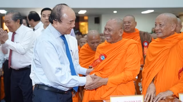 Le Premier ministre Nguyên Xuân Phuc (à gauche) lors d'une réunion avec des représentants la communauté des Khmers à Cân Tho. Photo : VGP.