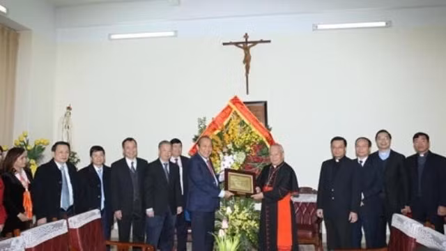 Le Vice-Premier ministre, Truong Hoà Binh (6e à gauche, 1er rang) à l'archevêché de Hanoi, le 15 décembre. Photo : VGP.