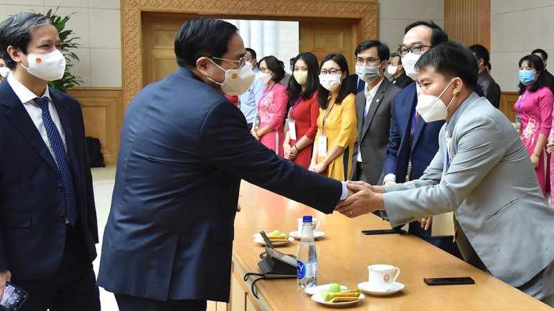 Le Premier ministre Pham Minh Chinh (à gauche) lors de sa rencontre avec 60 enseignants et responsables de l'éducation exemplaires, à l'occasion de la Journée des enseignants vietnamiens (20 novembre), le 14 novembre à Hanoi. Photo : NDEL.