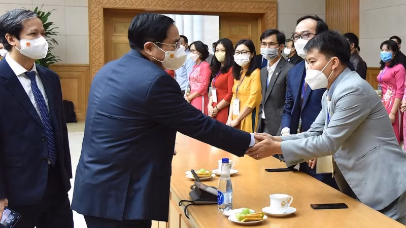 Le Premier ministre Pham Minh Chinh (à gauche) lors de sa rencontre avec 60 enseignants et responsables de l'éducation exemplaires, à l'occasion de la Journée des enseignants vietnamiens (20 novembre), le 14 novembre à Hanoi. Photo : NDEL.
