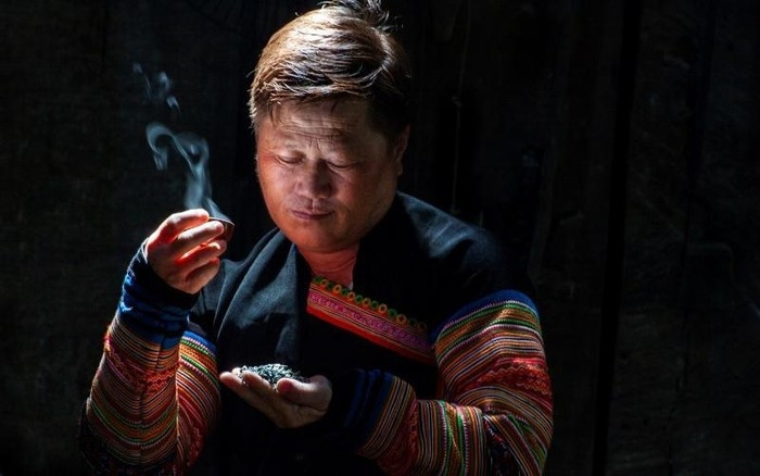 Vang A Khua vérifie toujours le goût et la qualité de thé avant qu'ils ne soient classés et emballés. Photo : Trân Trung Hiêu/NDEL.