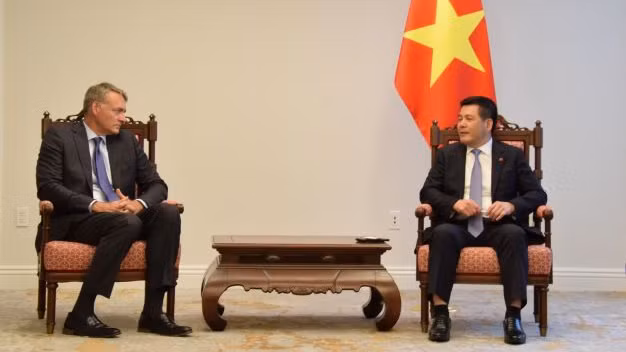 Le ministre vietnamien de l’Industrie et du Commerce, Nguyên Hông Diên (à droite) et Paul Dyck, vice-président en charge des relations gouvernementales mondiales de Walmart Corporation. Photo : baodautu.vn.