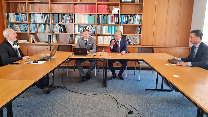 La séance de travail entre les deux parties. Photo : thoidai.com.vn