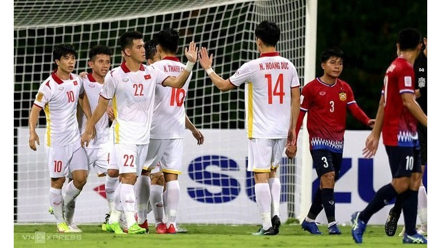 Le Vietnam débute l'AFF Suzuki Cup 2020 avec une belle victoire 2-0 sur le Laos. Photo : VNA.