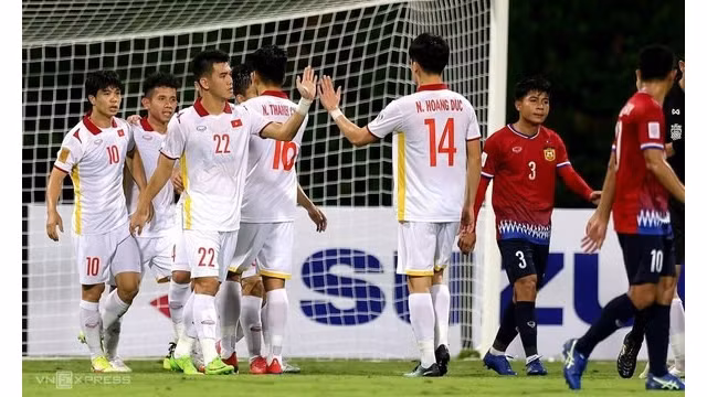 Le Vietnam débute l'AFF Suzuki Cup 2020 avec une belle victoire 2-0 sur le Laos. Photo : VNA.