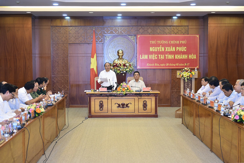 Le PM vietnamien, Nguyên Xuân Phuc (debout, au centre), lors de sa séance de travail avec les autorités de Khanh Hoa, le 28 février. Photo: VGP.
