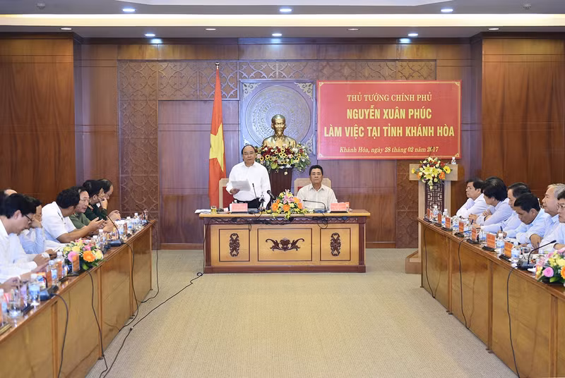Le PM vietnamien, Nguyên Xuân Phuc (debout, au centre), lors de sa séance de travail avec les autorités de Khanh Hoa, le 28 février. Photo: VGP.