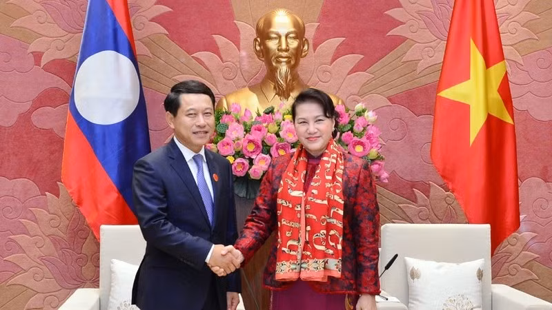 La Présidente de l’AN Nguyên Thi Kim Ngân (à droite) et le ministre laotien des AE, Saleaumxay Kommasith, le 24 décembre à Hanoi. Photo: VOV. 