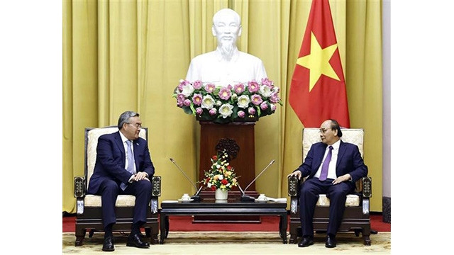 Le Président Nguyên Xuân Phuc (à droite) et le Vice-Premier ministre kazakh et ministre des Affaires étrangères, Mukhtar Tileuberdi, à Hanoi, le 18 août. Photo : VNA.