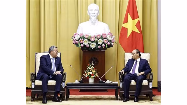 Le Président Nguyên Xuân Phuc (à droite) et le Vice-Premier ministre kazakh et ministre des Affaires étrangères, Mukhtar Tileuberdi, à Hanoi, le 18 août. Photo : VNA.