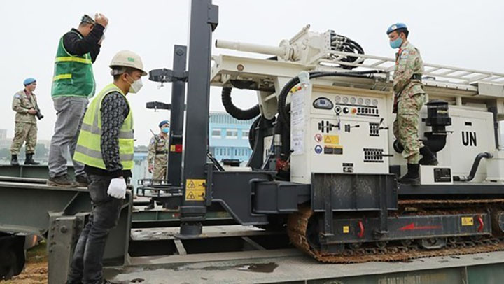 Chargement d'équipements et de marchandises pour la mission de l’ONU au port de Hai Phong. Photo : VNA.