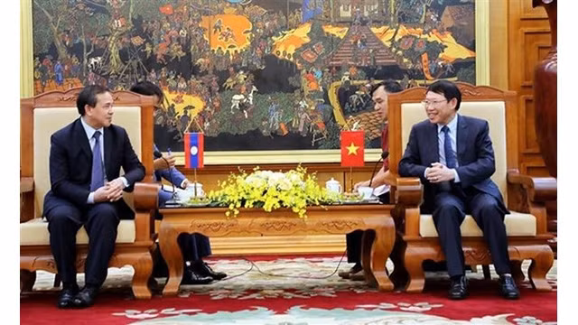 Le président du Comité populaire de la province de Bac Giang, Lê Anh Duong (à droite) et l’ambassadeur du Laos au Vietnam, Sengphet Houngboungnuang. Photo : VNA.