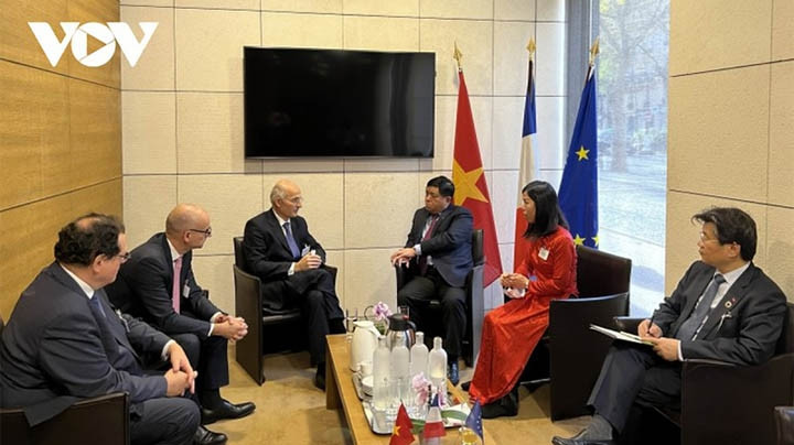 La rencontre entre le ministre vietnamien du Plan et de l’Investissement Nguyên Chi Dung et les représentants des groupes français participant au projet de la ligne de métro Nhôn-Gare de Hanoi. Photo : VOV