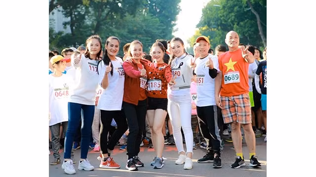 Les artistes participent à la course « Donner de l'amour-recevoir du bonheur » 2019. Photo: https://www.qdnd.vn