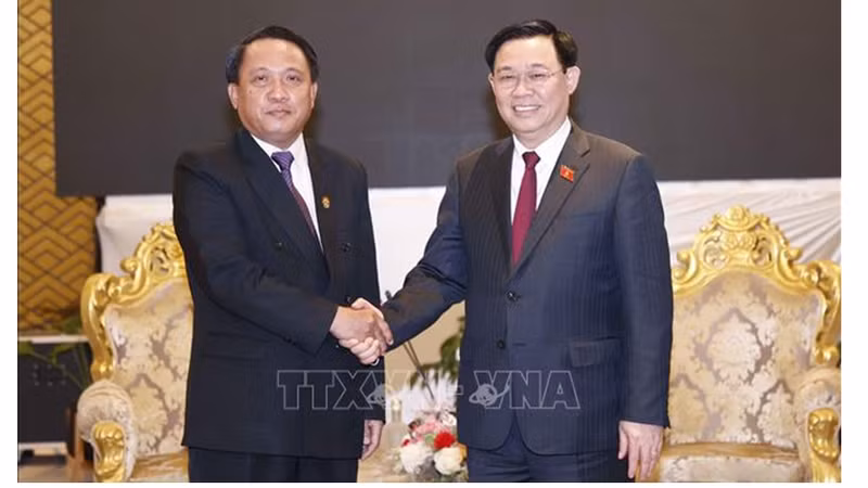 Le Président de l’Assemblée nationale du Vietnam, Vuong Dinh Huê (à droite) et le le ministre laotien des Finances, Bounchom Oubonpaserth. Photo : VNA.