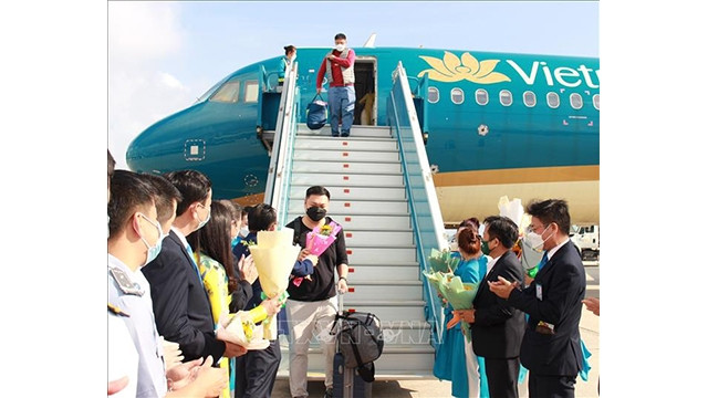 Les premiers visiteurs à Khanh Hoa ont reçu de nombreux cadeaux tels que des fleurs, des souvenirs et des enveloppes de « li xi » (étrenne) de Nouvel An de la part des dirigeants de la province. Photo: VNA
