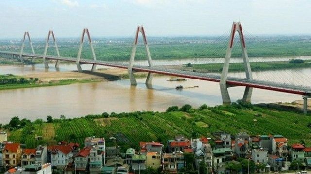 Le pont Nhât Tân enjambe le fleuve Rouge.