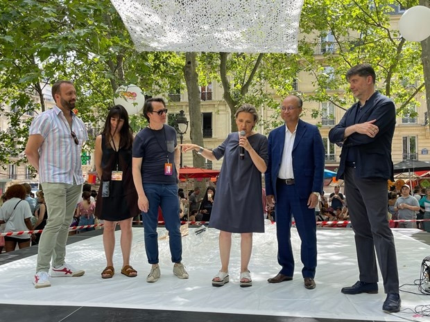 L'ambassadeur du Vietnam en France, Dinh Toàn Thang, et la maire du 5e arrondissement, Florence Berthout, prononcent le discours d'ouverture du festival. Photo : VNA.
