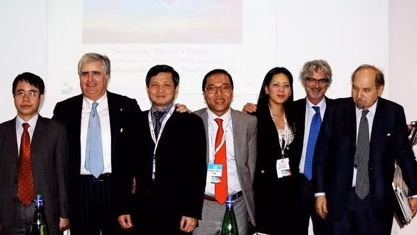 La délégation vietnamienne participe à la conférence sur l’économie et les opportunités d’investissement au Vietnam à Sorrento. Photo: Quang Thanh/VNA.