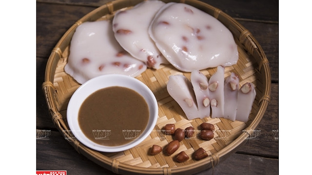 Avec les morceaux de couleur blanche, d’une texture douce, garnis des arachides et des noix de coco, ce plat avec le goût des arachides bouillies, la douceur de la délicieuse farine de riz et l'odeur caractéristique de la sauce de soja est un plat rustique délicat et typique des Hanoïens. Photo: VNA