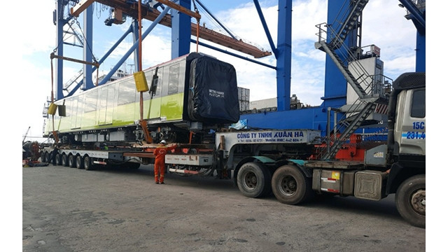 Après son arrivée au port, le 4e train sera transporté au dépôt Nhôn à Hanoi pour effectuer l'assemblage et le test de fonctionnement avant d'entrer en service officiel. Photo : NDEL.