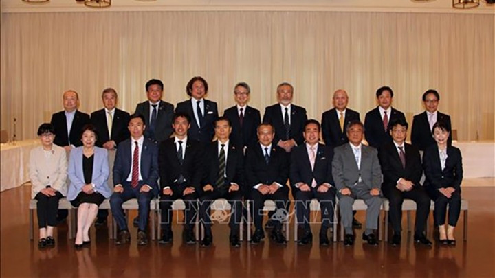 L'ambassadeur du Vietnam au Japon, Vu Hông Nam, prend la photo avec les participants au séminaire. Photo : VNA.