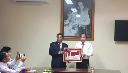 Le secrétaire du Comité du Parti pour la province de Quang Binh, Hoàng Dang Quang (à droite), remet le cadeau de souvenir au représentant de la délégation de l’Union des Syndicats de la province de Kham Muon. Photo: laodong.com.vn.