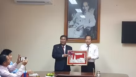 Le secrétaire du Comité du Parti pour la province de Quang Binh, Hoàng Dang Quang (à droite), remet le cadeau de souvenir au représentant de la délégation de l’Union des Syndicats de la province de Kham Muon. Photo: laodong.com.vn.