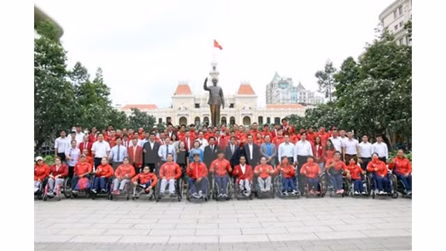 Des membres de la délégation vietnamienne pour les 11es Jeux d'Asie du Sud-Est pour handicapés (ASEAN Para Games 11) en Indonésie. Photo : VNA/CVN.