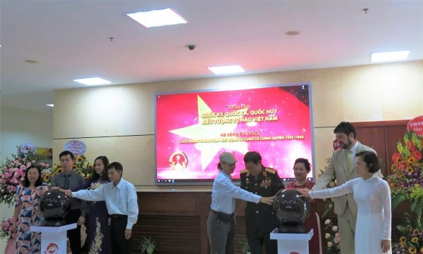 Inauguration de l’exposition : "Drapeau, hymne, emblème : symboles de fierté nationale du Vietnam". Photo : Linh Hoàng/NDEL. 