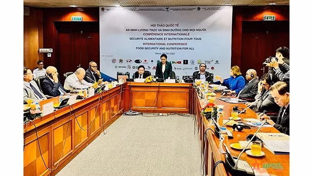 La présidente de l’Union des organisations d’amitié du Vietnam (VUFO), Nguyên Phuong Nga s'exprime lors de l'événement. Photo : baoquocte.vn