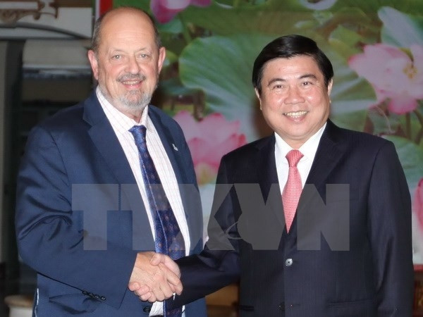 Le président du Comité populaire de Hô Chi Minh-Ville, Nguyên Thành Phong (à droite), et le maire de la ville de Beaverton, Denny Doyle. Photo: VNA.