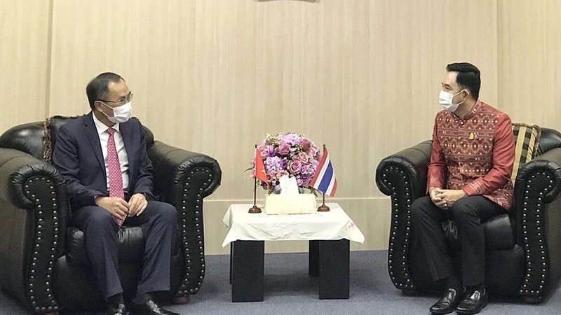 L'ambassadeur du Vietnam en Thaïlande, Phan Chi Thành (à gauche) et le ministre de la Culture du Royaume de Thaïlande, Ittthiphol Kunplome. Photo : baoquocte.vn.
