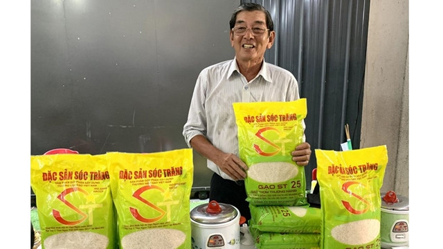 L’ingénieur Hô Quang Cua et la variété de riz ST25. Photo : laodong.vn.