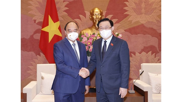 Le Président du Vietnam, Nguyên Xuân Phuc (à gauche), et le Président de l'AN vietnamienne, Vuong Dinh Huê, lors de la conférence sur la coordination entre le Président et le Comité permanent de l'AN. Photo ; VNA.
