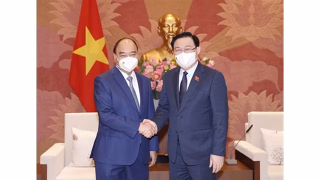 Le Président du Vietnam, Nguyên Xuân Phuc (à gauche), et le Président de l'AN vietnamienne, Vuong Dinh Huê, lors de la conférence sur la coordination entre le Président et le Comité permanent de l'AN. Photo ; VNA.
