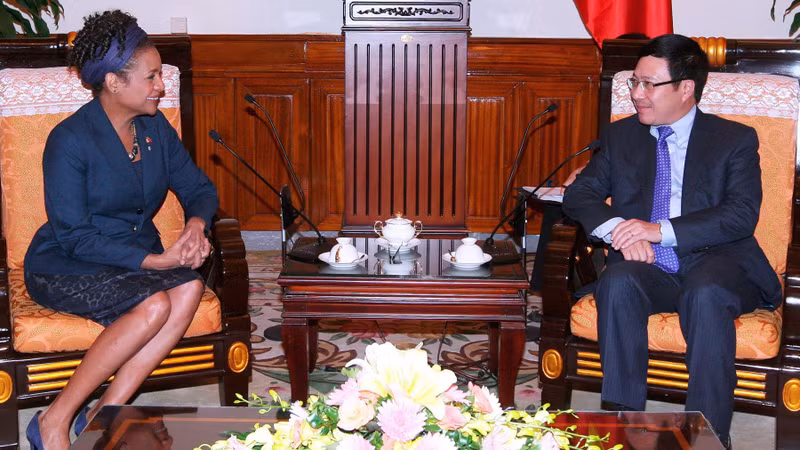 Le vice-Premier ministre vietnamien, Pham Binh Minh (à droite) reçoit l’ancienne gouverneure générale du Canada, Michaëlle Jean. Photo: VNA.