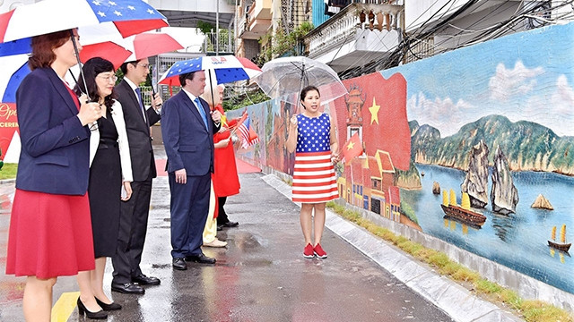 La baie d’Ha Long sur la mosaïque murale en céramique de Nguyên Thu Thuy. Photo : baoquocte.vn.
