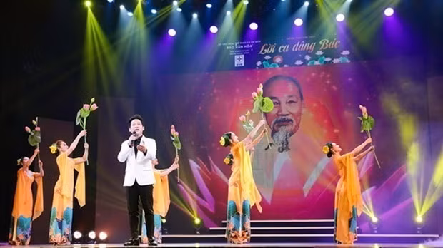 Programme artistique à Hanoi en l’honneur de l'anniversaire du Président Hô Chi Minh. Photo : VNA.