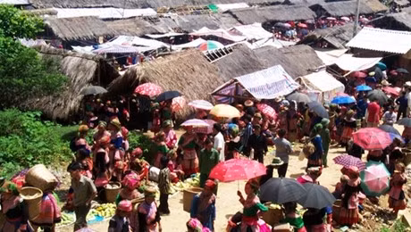 On peut visiter le marché de Dong Van tous les dimanches. Photo. dulichhagiang.