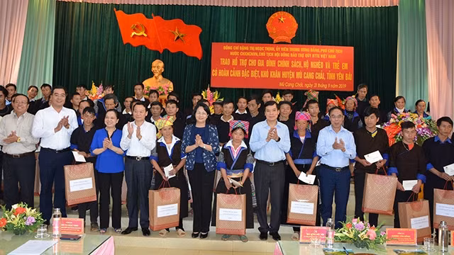 La Vice-Présidente Dang Thi Ngoc Thinh remet des cadeaux à des familles bénéficiaires des politiques sociales et à des enfants défavorisés du district de Mù Cang Chai. Photo : NDEL.