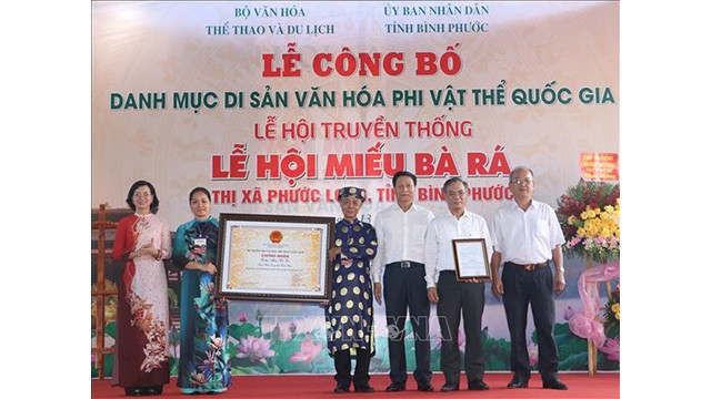 Une cérémonie de publication du certificat reconnaissant la fête du temple Bà Ra en tant que patrimoine culturel immatériel national. Photo : VNA.