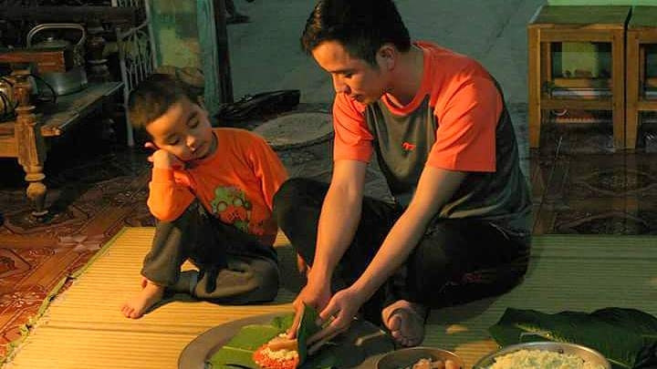 La préparation des "banh chung" est pratiquée depuis des générations au village de Tranh Khuc. Photo: DH/NDEL.