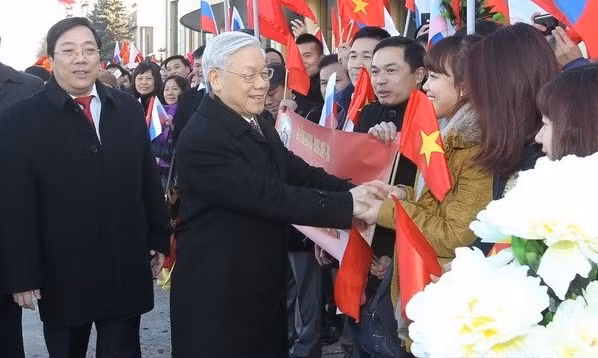 La communauté vietnamienne en Russie acceuille le SG du PCV, Nguyên Phu Trong, à l'aéroport Vnukovo 2. Photo: VNA.