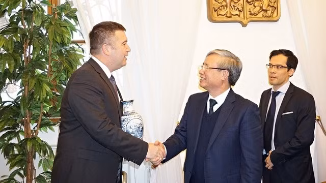 Le permanent du Secrétariat du Comité central du PCV Trân Quôc Vuong (à droite) et le vice-Premier ministre et ministre tchèque de l'Intérieur Jan Hamacek. Photo: VOV.