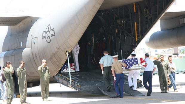 Une cérémonie de remise des ossements de militaires américains portés disparus lors de la guerre au Vietnam. Photo : VNA.