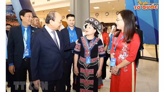 Le PM Nguyên Xuân Phuc lors de son dialogue avec des jeunes dans le cadre du 8e Congrès national de la Fédération des jeunes du Vietnam, le 12 décembre à Hanoi. Photo : VNA.