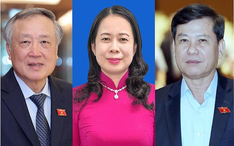 Le président de la Cour populaire suprême Nguyên Hòa Binh, la Vice-Présidente Vo Thi Anh Xuân et le président de la Cour populaire suprême Nguyên Hòa Binh et le président du Parquet populaire suprême Lê Minh Tri, le 26 juillet à Hanoi (de gauche à droite). Photo : NDEL.
